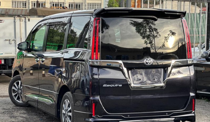 
								Toyota Esquire full									