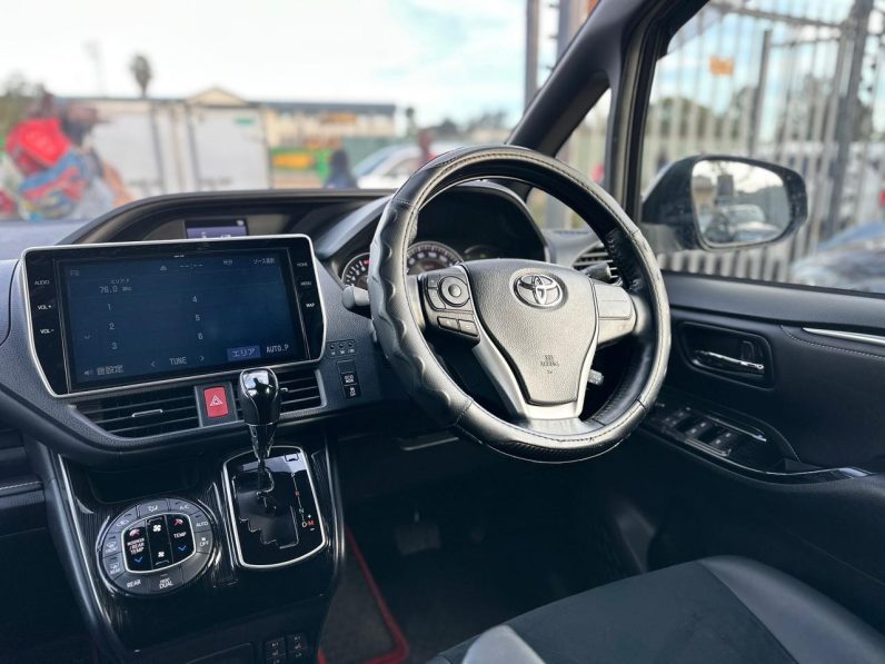 
								Toyota Esquire full									