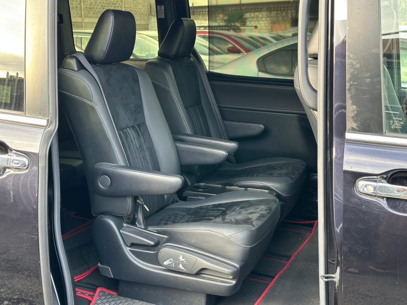 
								Toyota Esquire full									