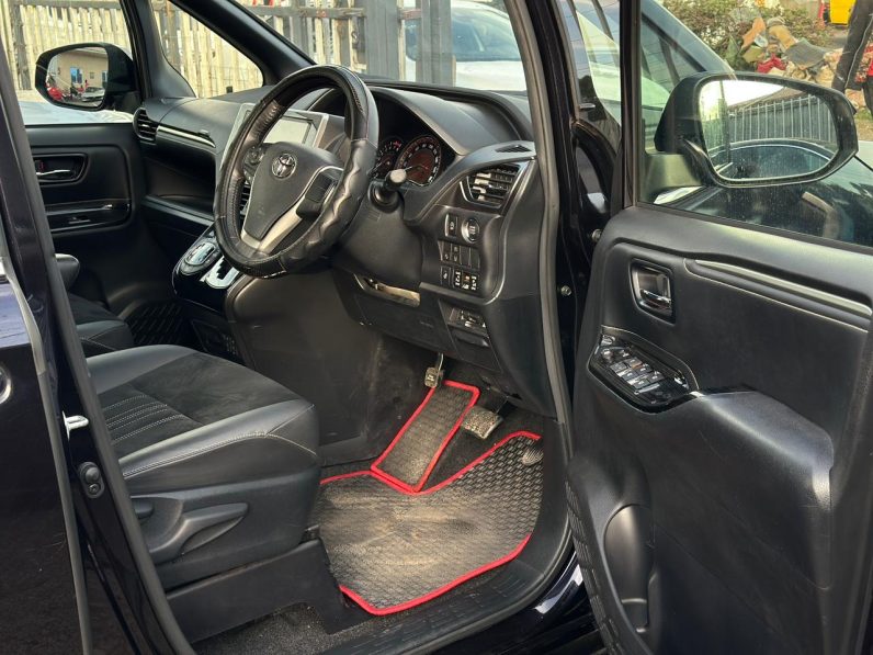 
								Toyota Esquire full									