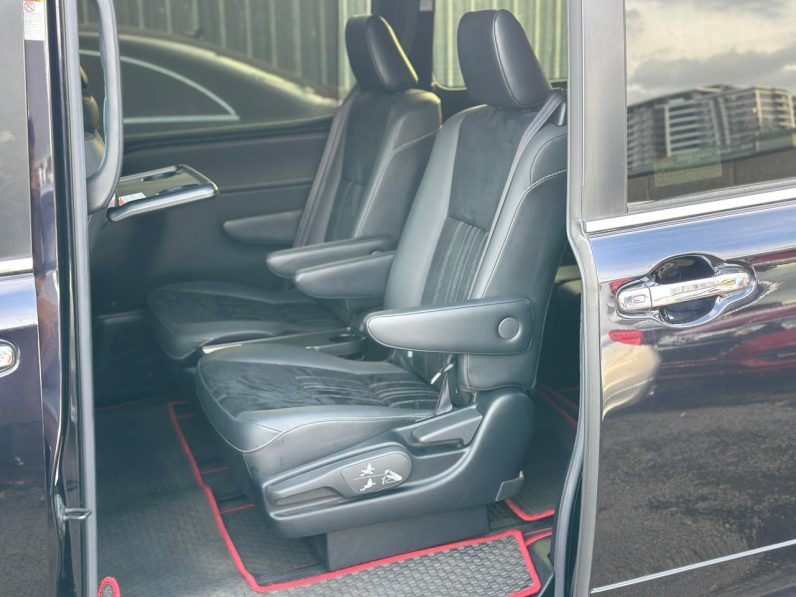 
								Toyota Esquire full									