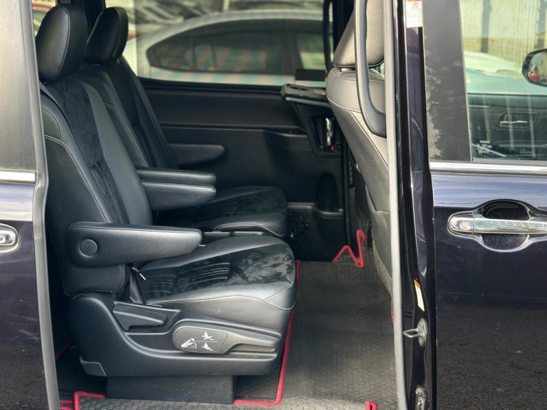 
								Toyota Esquire full									