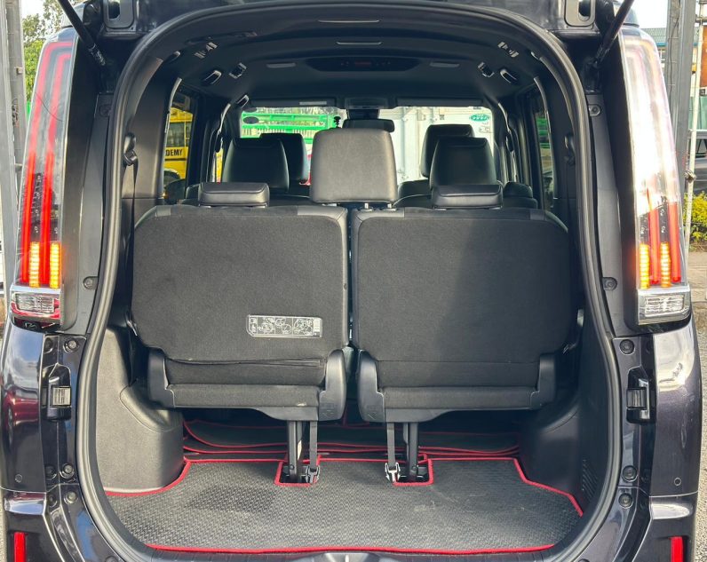 
								Toyota Esquire full									