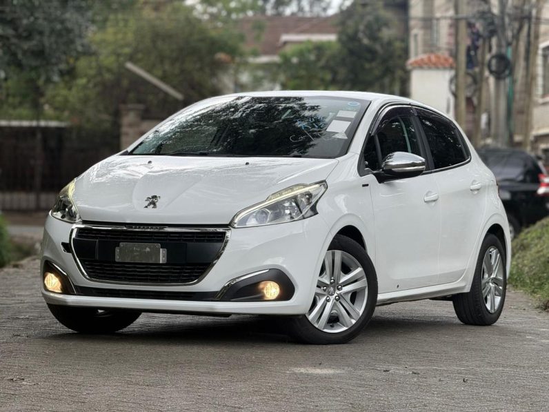 
								Peugeot 208 full									