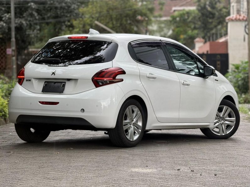 
								Peugeot 208 full									