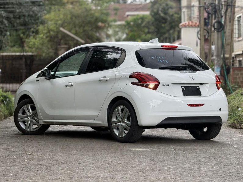 
								Peugeot 208 full									