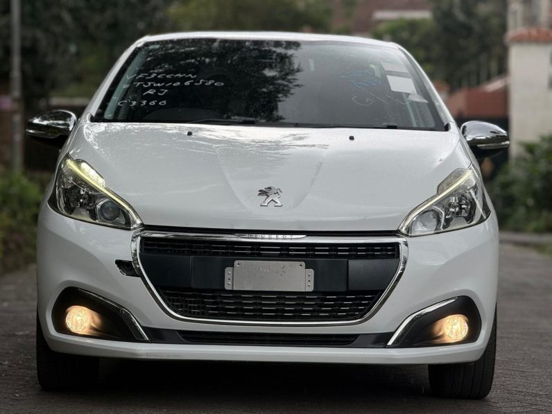 
								Peugeot 208 full									
