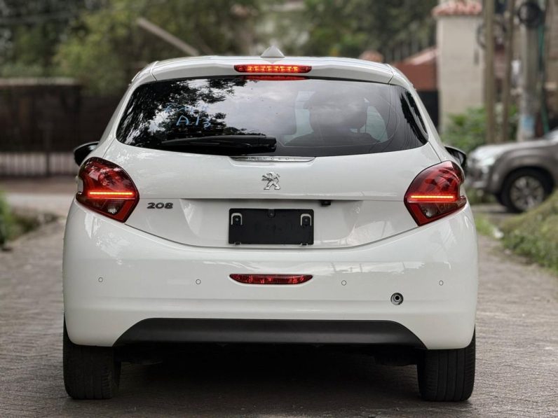 
								Peugeot 208 full									