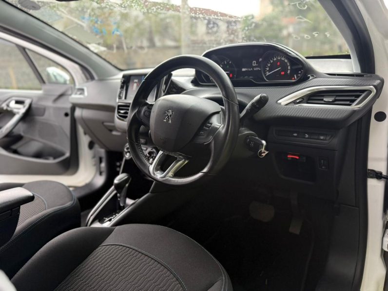 
								Peugeot 208 full									