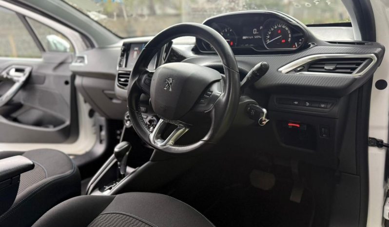 
								Peugeot 208 full									