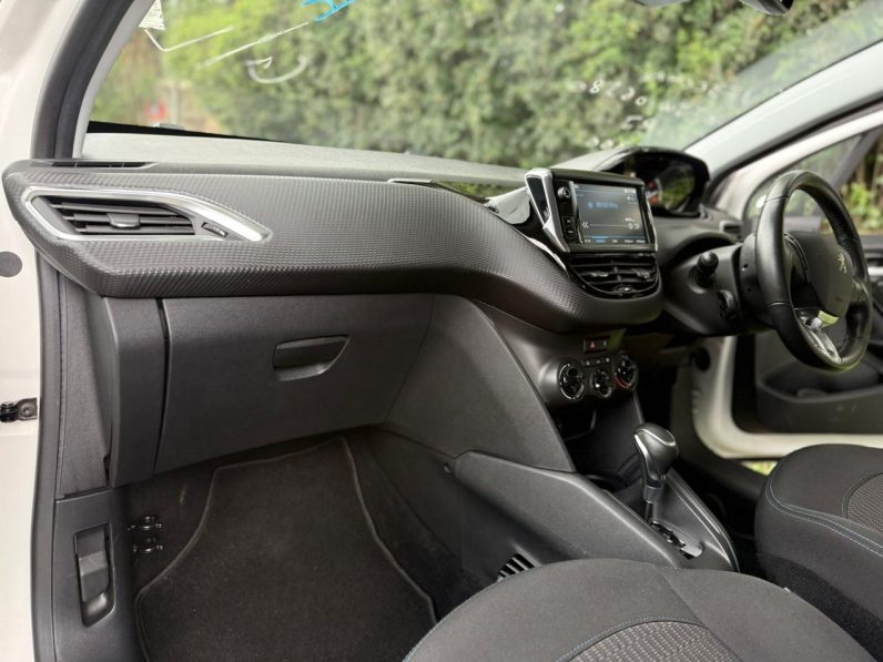 
								Peugeot 208 full									
