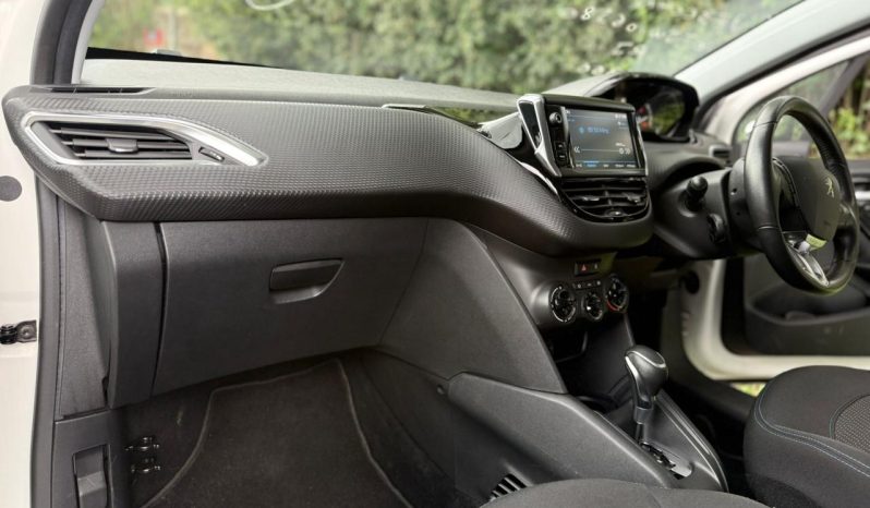 
								Peugeot 208 full									