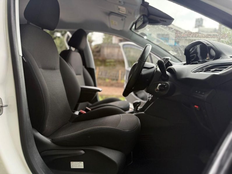 
								Peugeot 208 full									