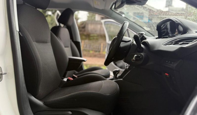
								Peugeot 208 full									