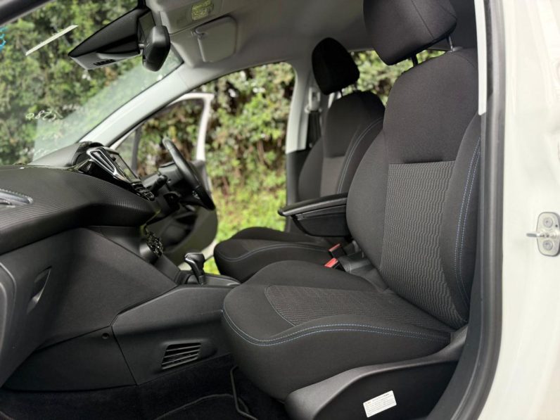 
								Peugeot 208 full									