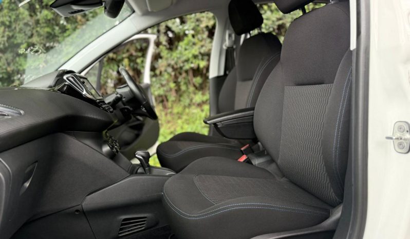
								Peugeot 208 full									