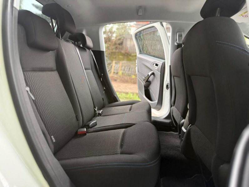 
								Peugeot 208 full									