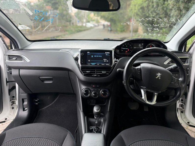 
								Peugeot 208 full									