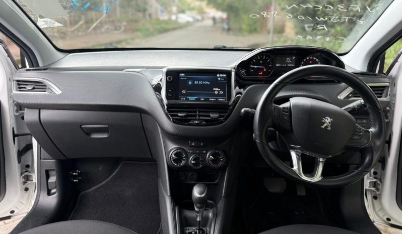 
								Peugeot 208 full									