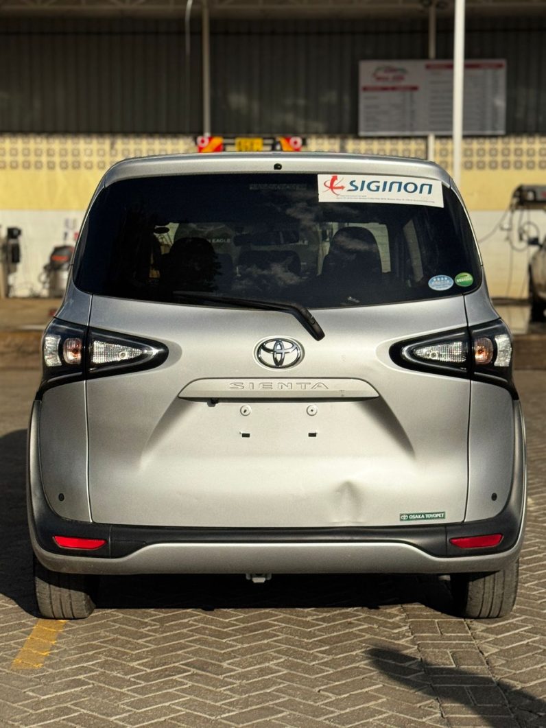 
								Toyota Sienta full									