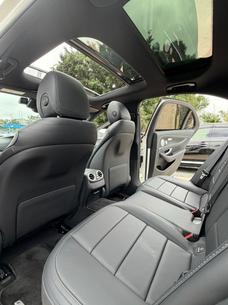 
								Mercedes Benz E200 EQBOOST full									