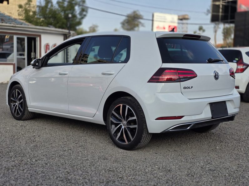 
								Volkswagen Golf TSI full									