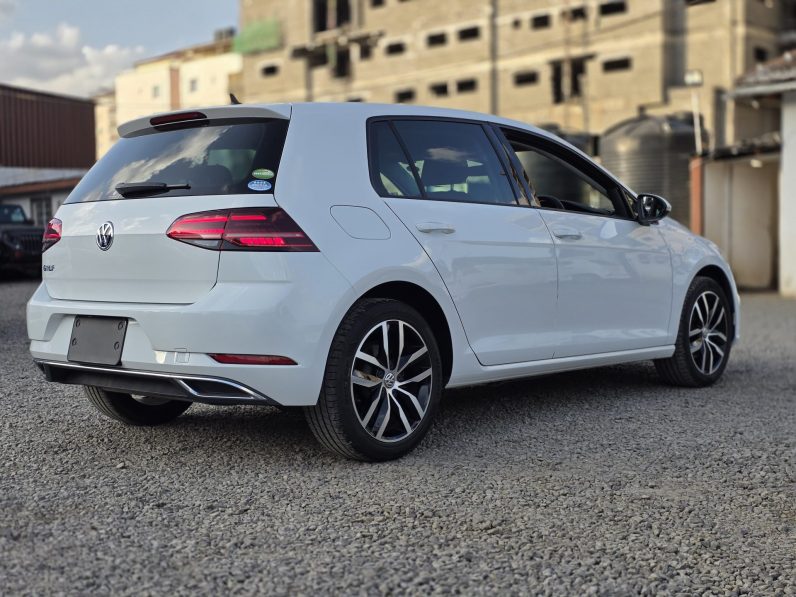 
								Volkswagen Golf TSI full									