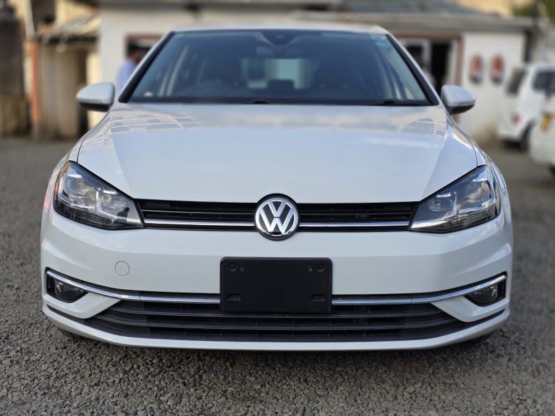 
								Volkswagen Golf TSI full									