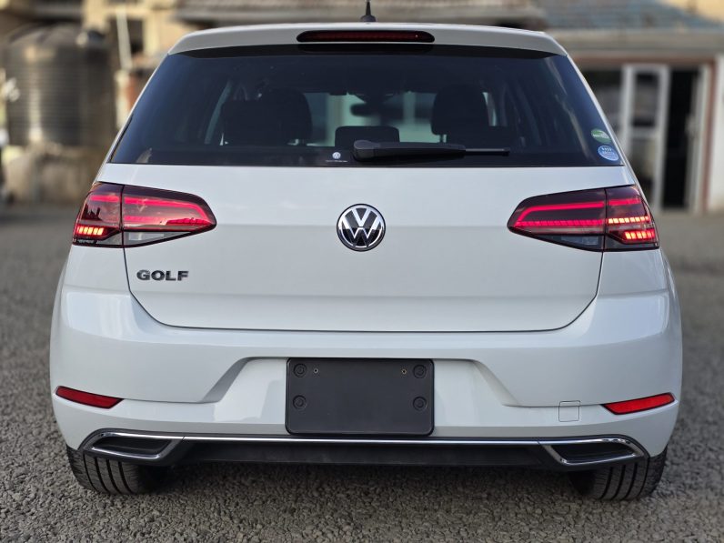 
								Volkswagen Golf TSI full									
