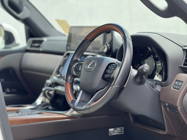 
								Lexus LX600 full									