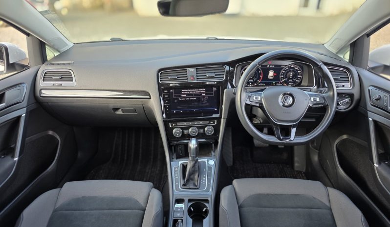 
								Volkswagen Golf TSI full									