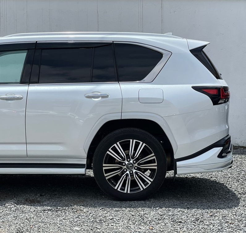 
								Lexus LX600 full									