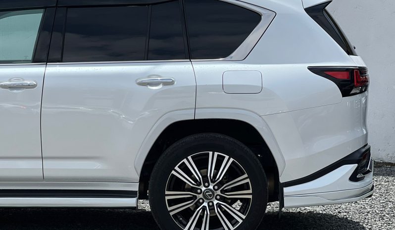 
								Lexus LX600 full									