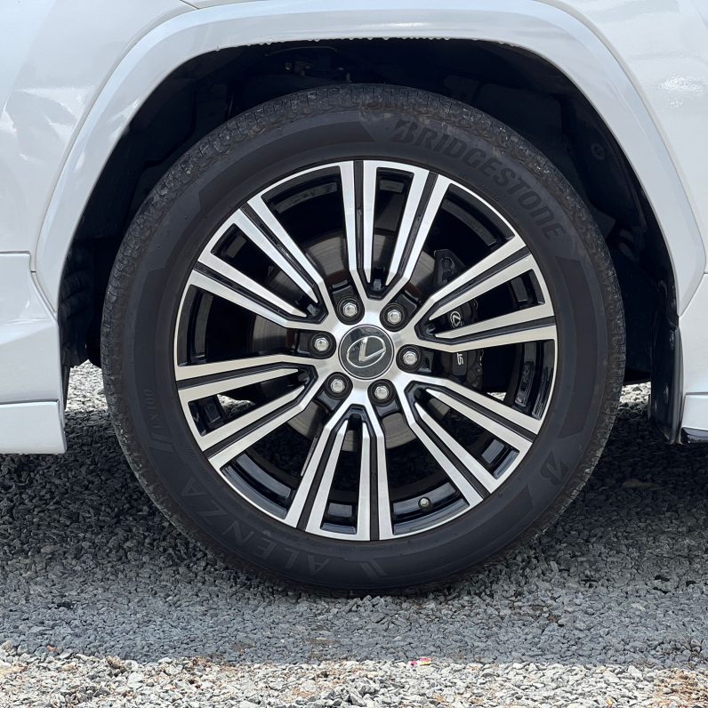 
								Lexus LX600 full									