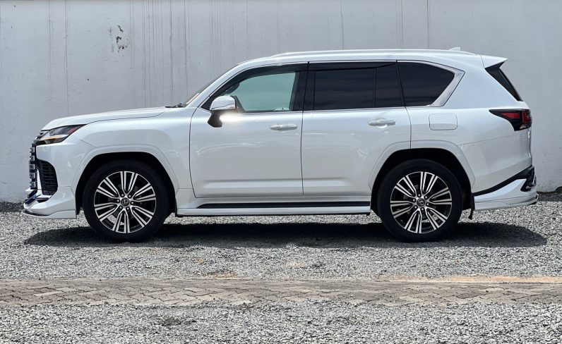 
								Lexus LX600 full									