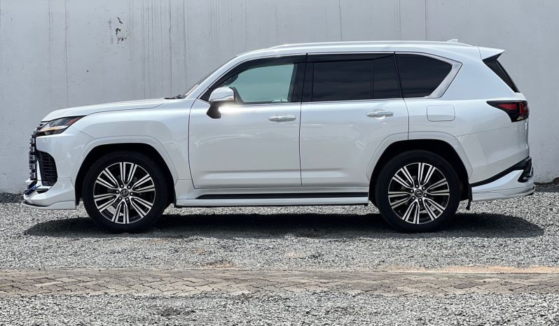 
								Lexus LX600 full									