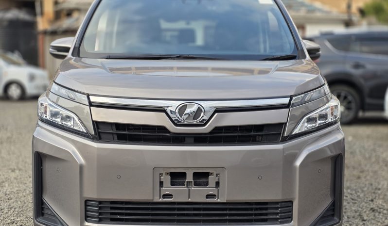 
								Toyota Voxy full									