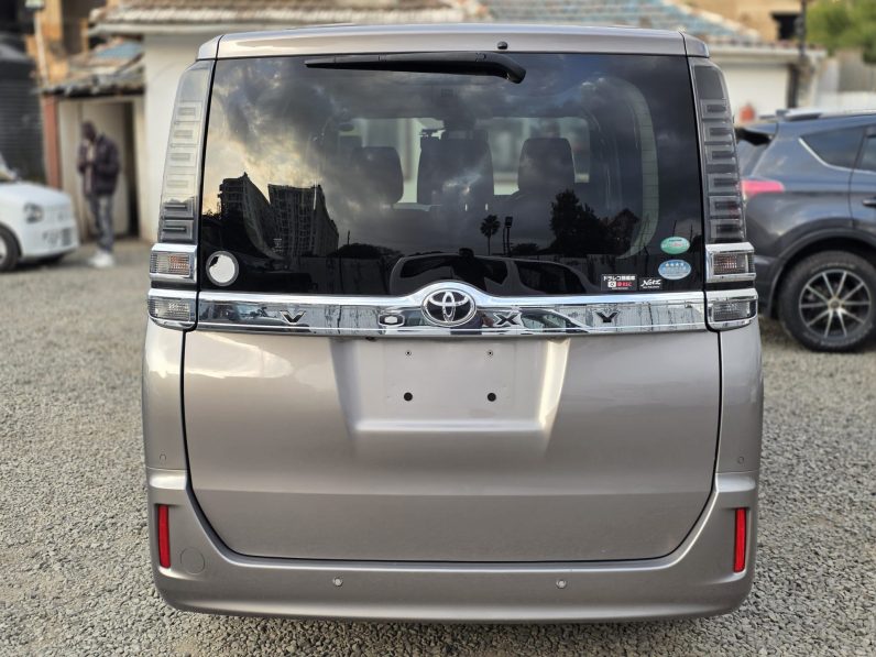 
								Toyota Voxy full									
