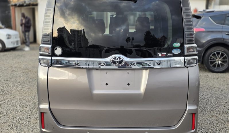 
								Toyota Voxy full									