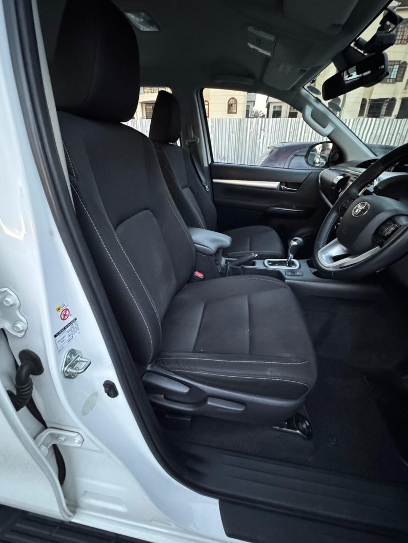
								Toyota Hilux full									