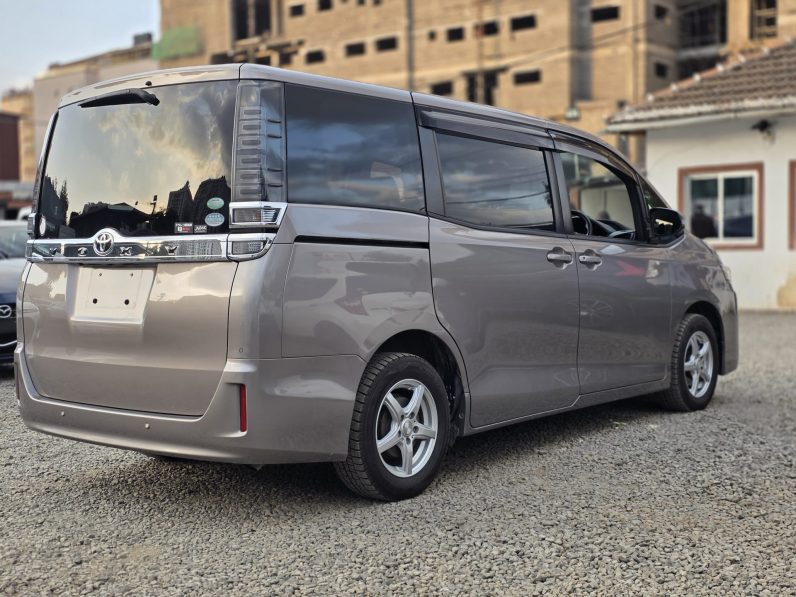 
								Toyota Voxy full									