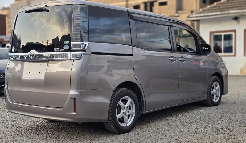 
								Toyota Voxy full									