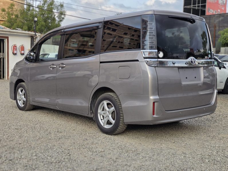 
								Toyota Voxy full									