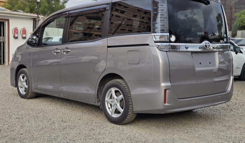 
								Toyota Voxy full									