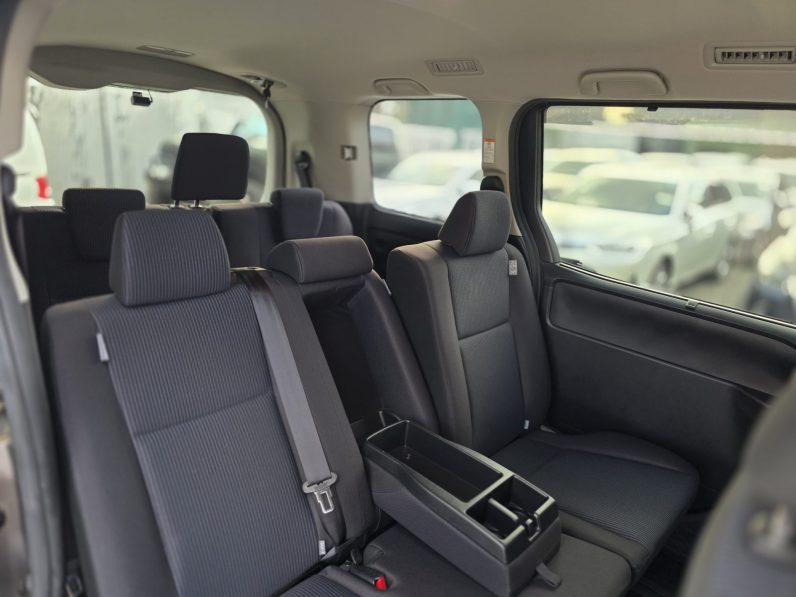
								Toyota Voxy full									