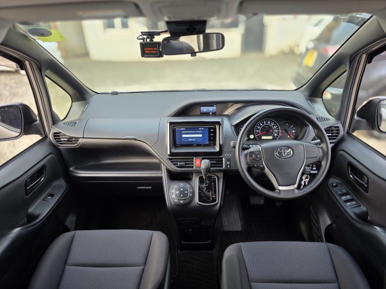 
								Toyota Voxy full									