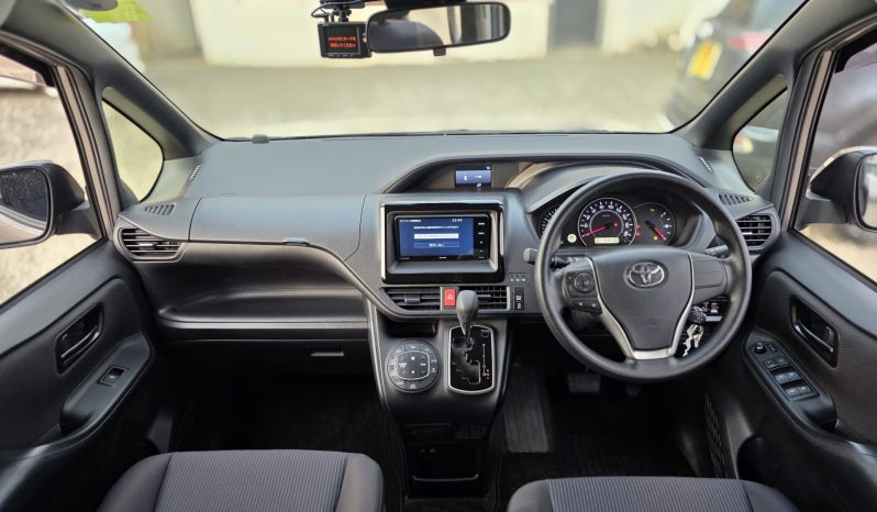 
								Toyota Voxy full									