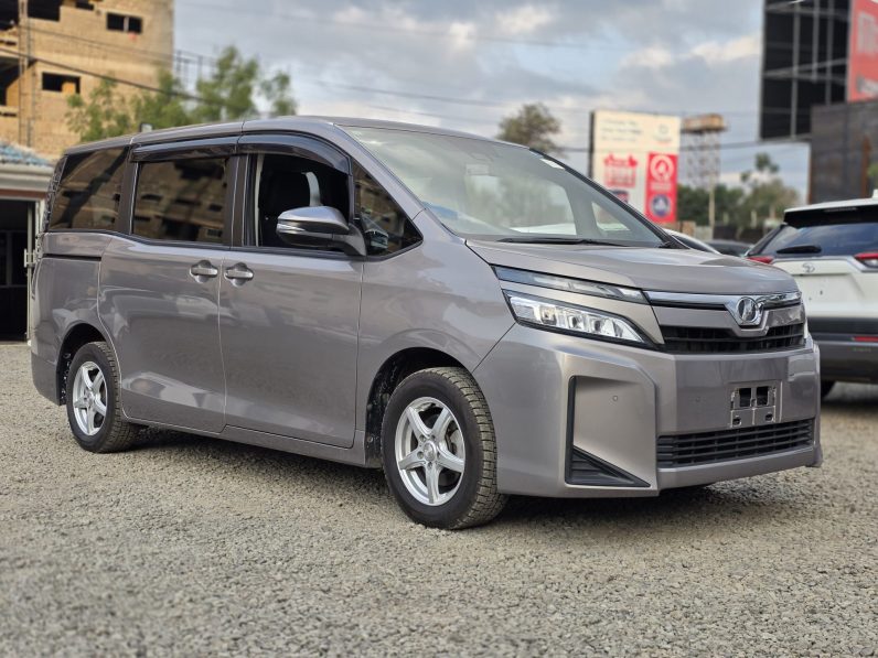 
								Toyota Voxy full									