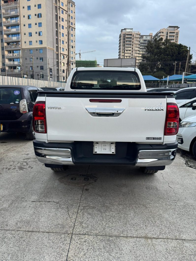 
								Toyota Hilux full									