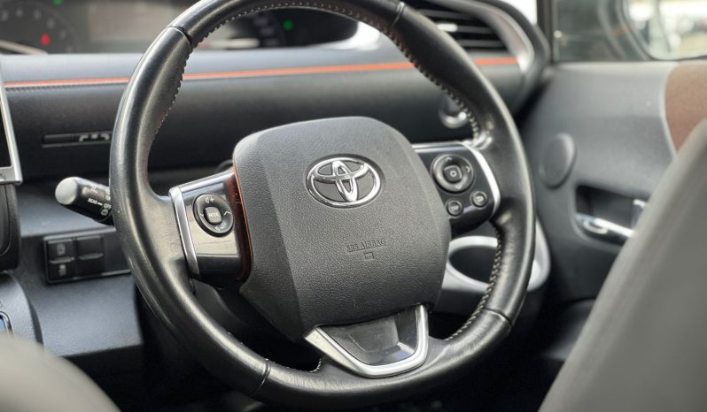 
								Toyota Sienta full									